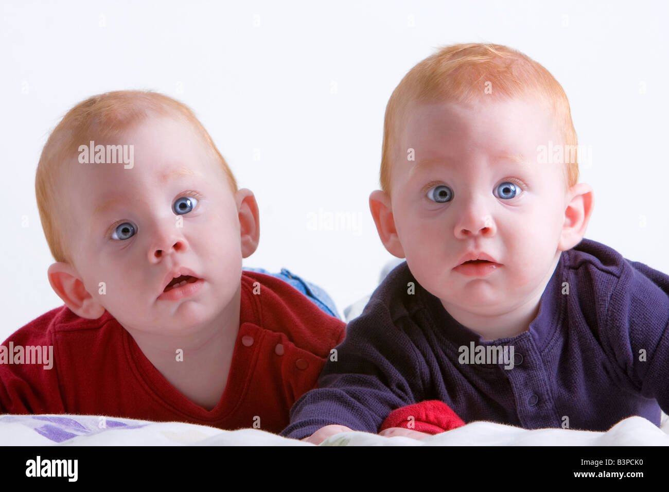 Beau Bebe Jumeaux Lying On A Blanket Photo Stock Alamy Beau Bebe Jumeaux Lying On A Blanket Photo Stock Alamy