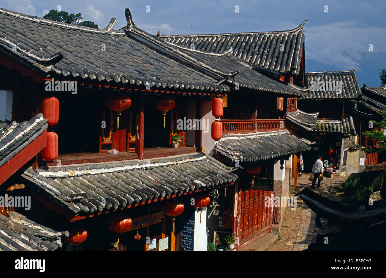 Chine, Province du Yunnan, Lijiang. Lanternes et eaves pendre sur presque toutes les ruelles et rues Banque D'Images