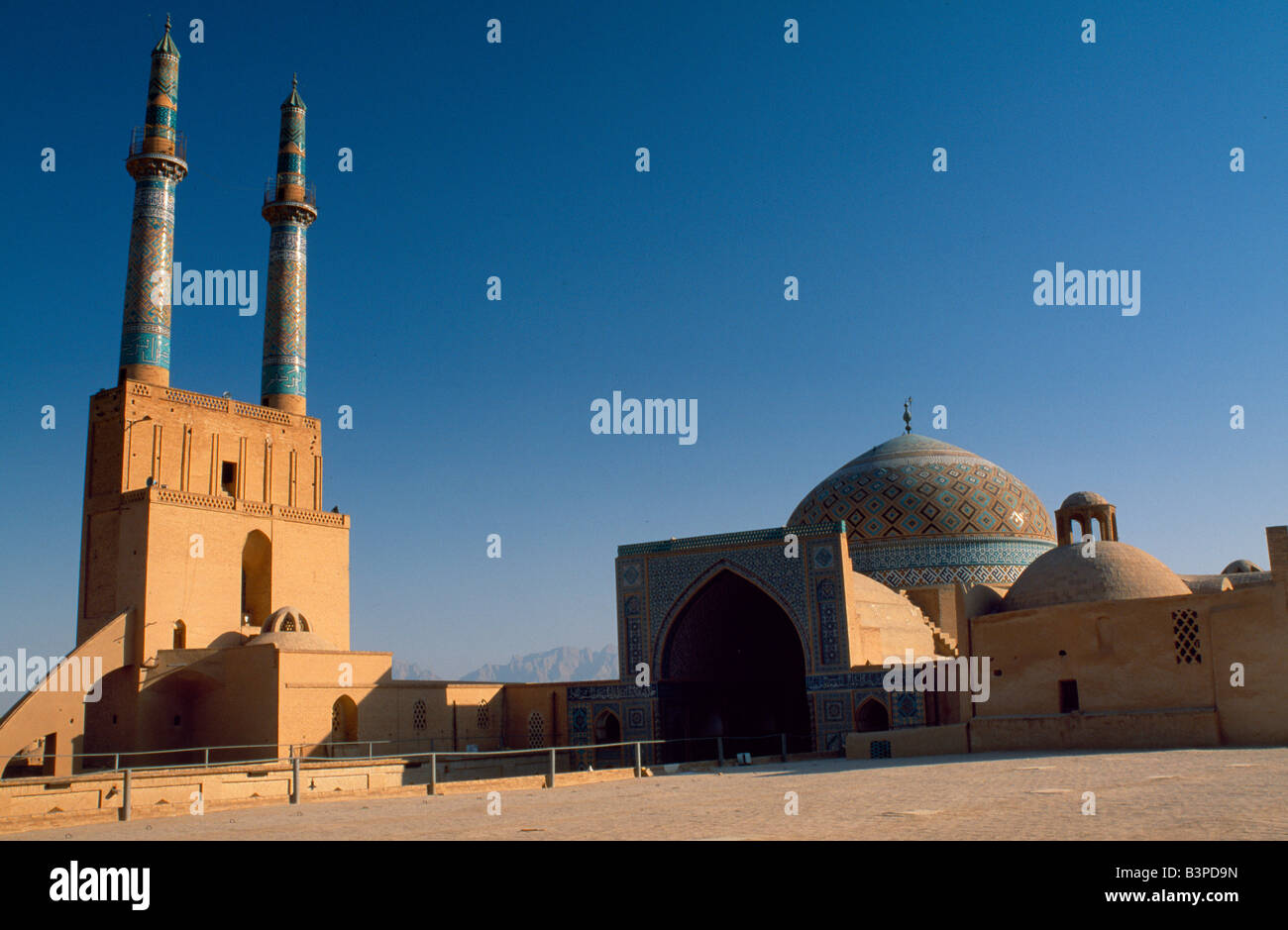 L'Iran, Yazd. Le 17e siècle Masjed-e-Jame (une mosquée) domine la vieille ville de Yazd. Banque D'Images