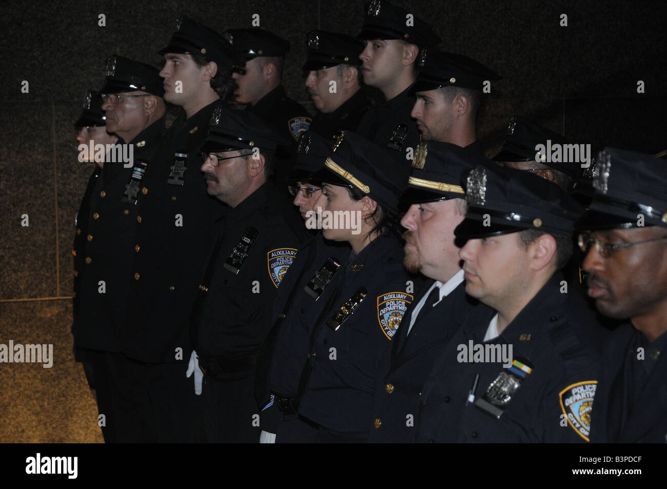 Les policiers de Brooklyn à l'occasion du service commémoratif dans Lower Manhattan pour les policiers tués le 11 septembre. Banque D'Images