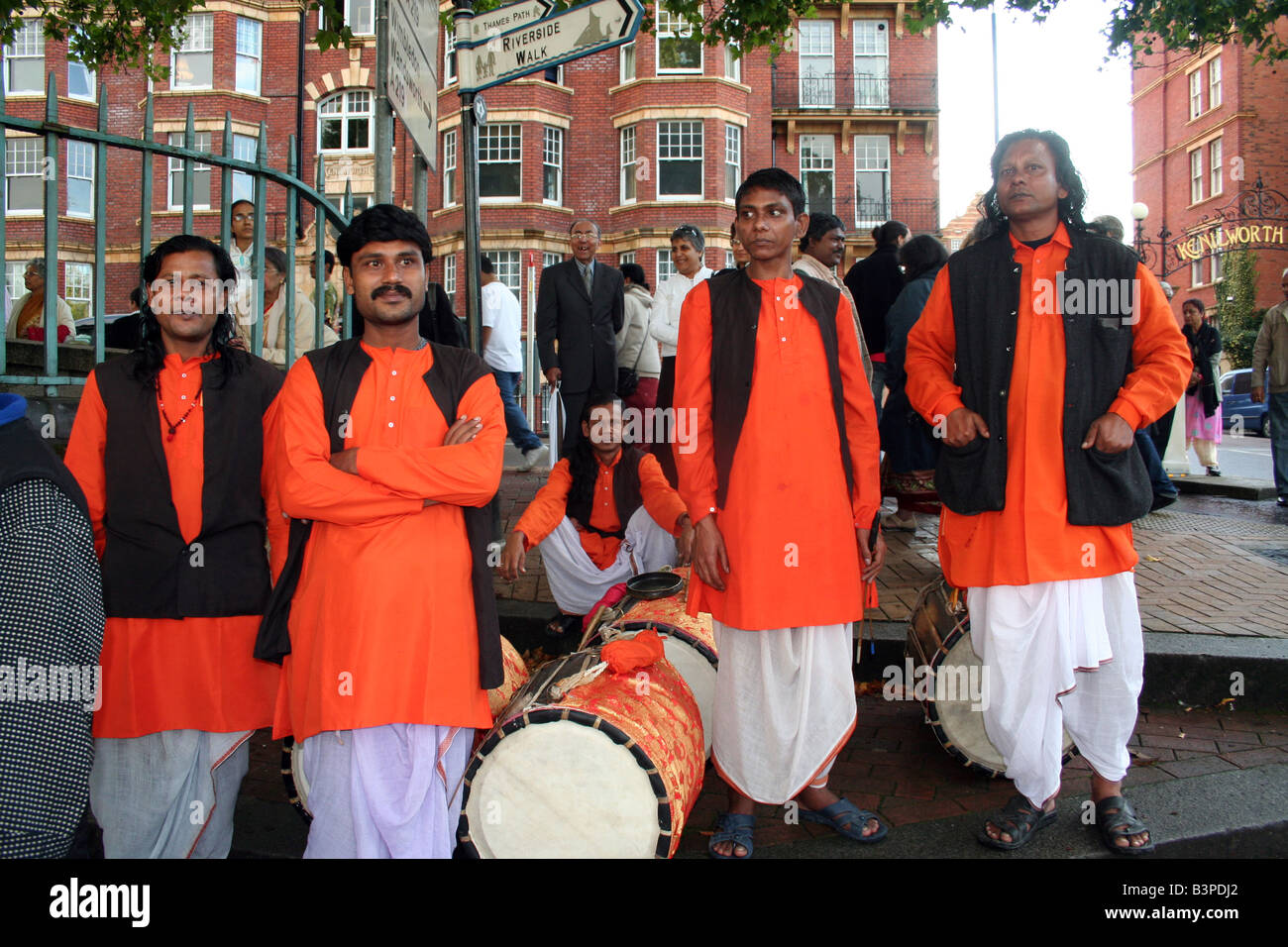 Les musiciens de Calcutta à l'immersion de dieu hindou, Durga. Tamise, Putney, Londres, Angleterre. Banque D'Images