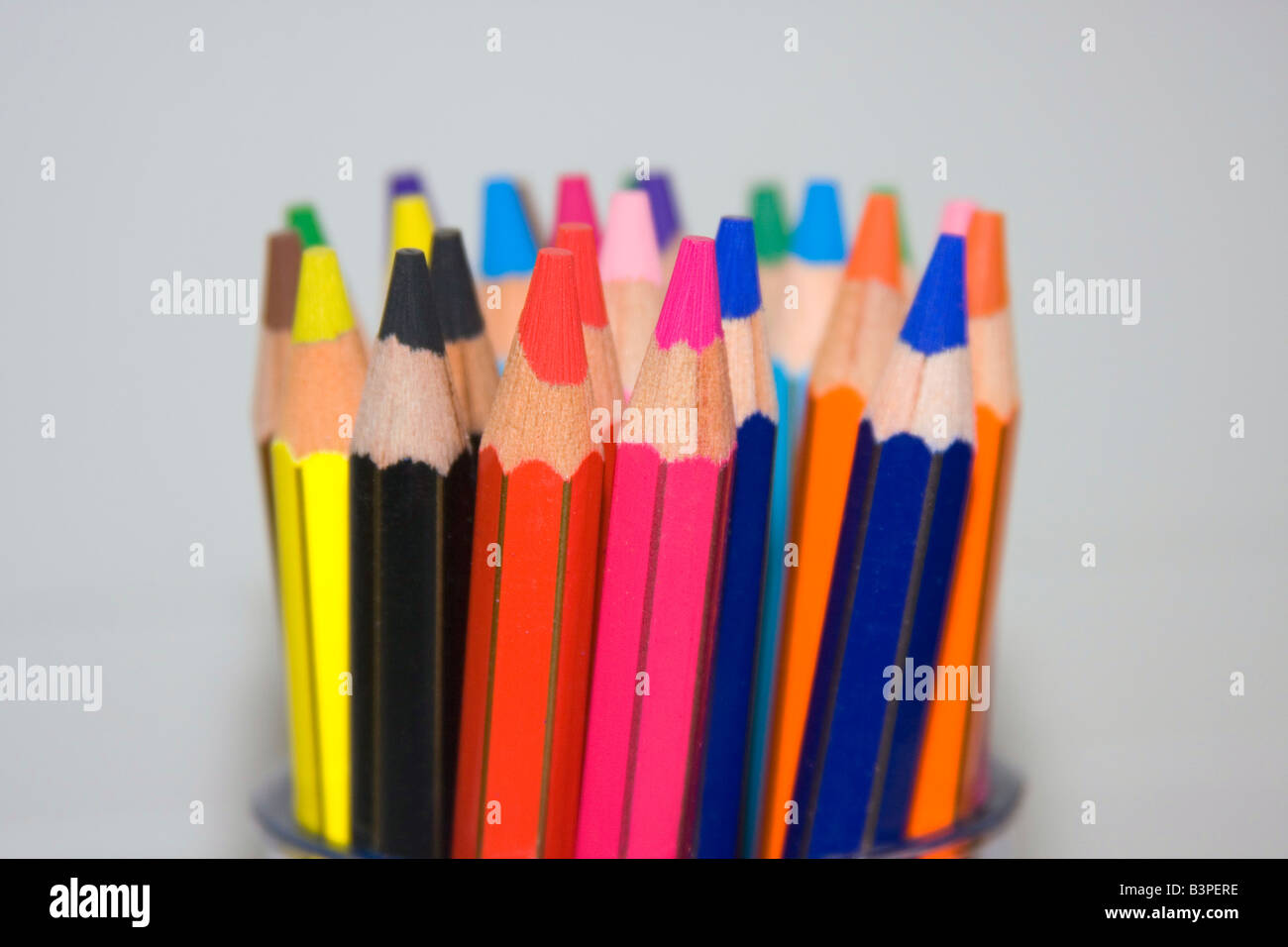Crayons de couleur crayon dans un pot. Banque D'Images
