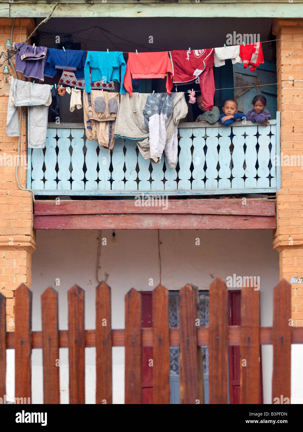 Madagascar, Southern Highlands, Enfants, regardez sur leur balcon à Ambalavao, une ville animée et l'emplacement d'origine pour faire de type papyrus papier imprégné de fleurs, appelé 'papier' Antaimoro. Bien que ces jours Ambalavao semble légèrement vers le bas-à-heel, il a quelques architecture intéressante lui donnant la sensation d'un village médiéval européen. Banque D'Images