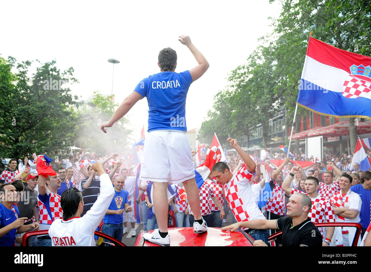 Championnats d'Europe de football de l'UEFA, supporters croates à célébrer leur victoire 1:0 contre l'Autriche, Stuttgart, Bade-Wurtemberg Banque D'Images
