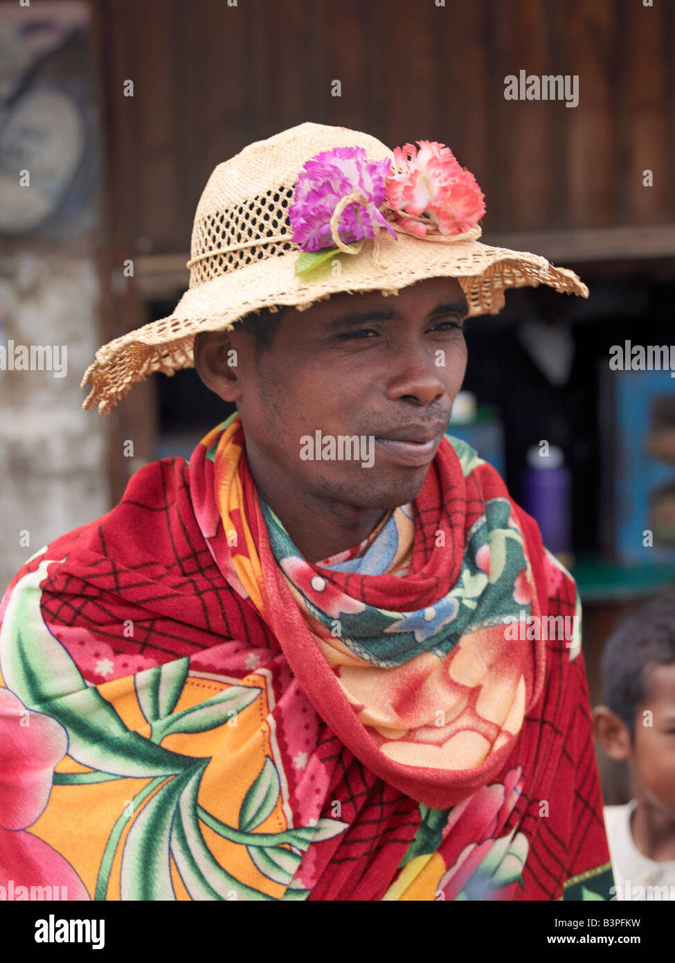 Madagascar, Southern Highlands, Ambohimahasoa. Un homme porte un chapeau  fabriqué localement décorés de fleurs artificielles.Madagascar est bien  connu pour l'extraordinaire variété de styles et de ses chapeaux locaux,  qui varient considérablement d'une
