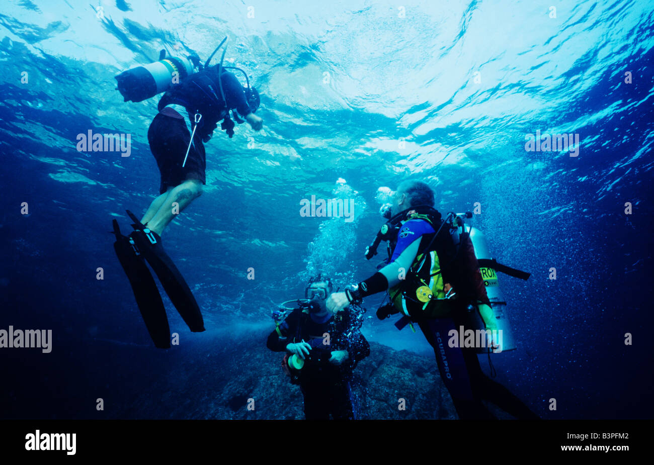 Guide de plongée avec son groupe, la finition de la plongée. Surin. La Thaïlande. Banque D'Images