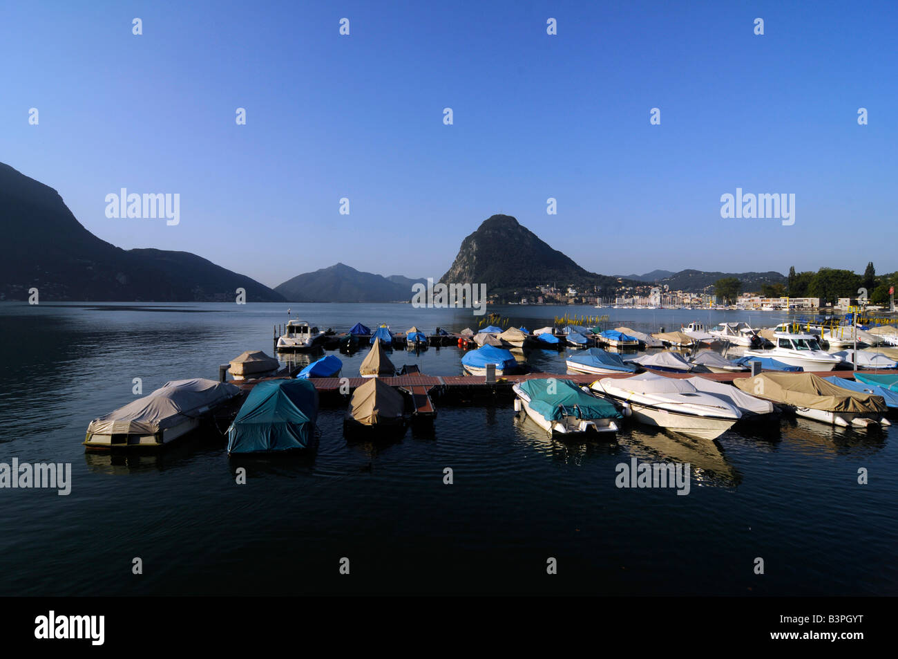 Une vue sur le lac de Lugano à partir du parc Ciani, dans la région du Tessin en Suisse. Banque D'Images