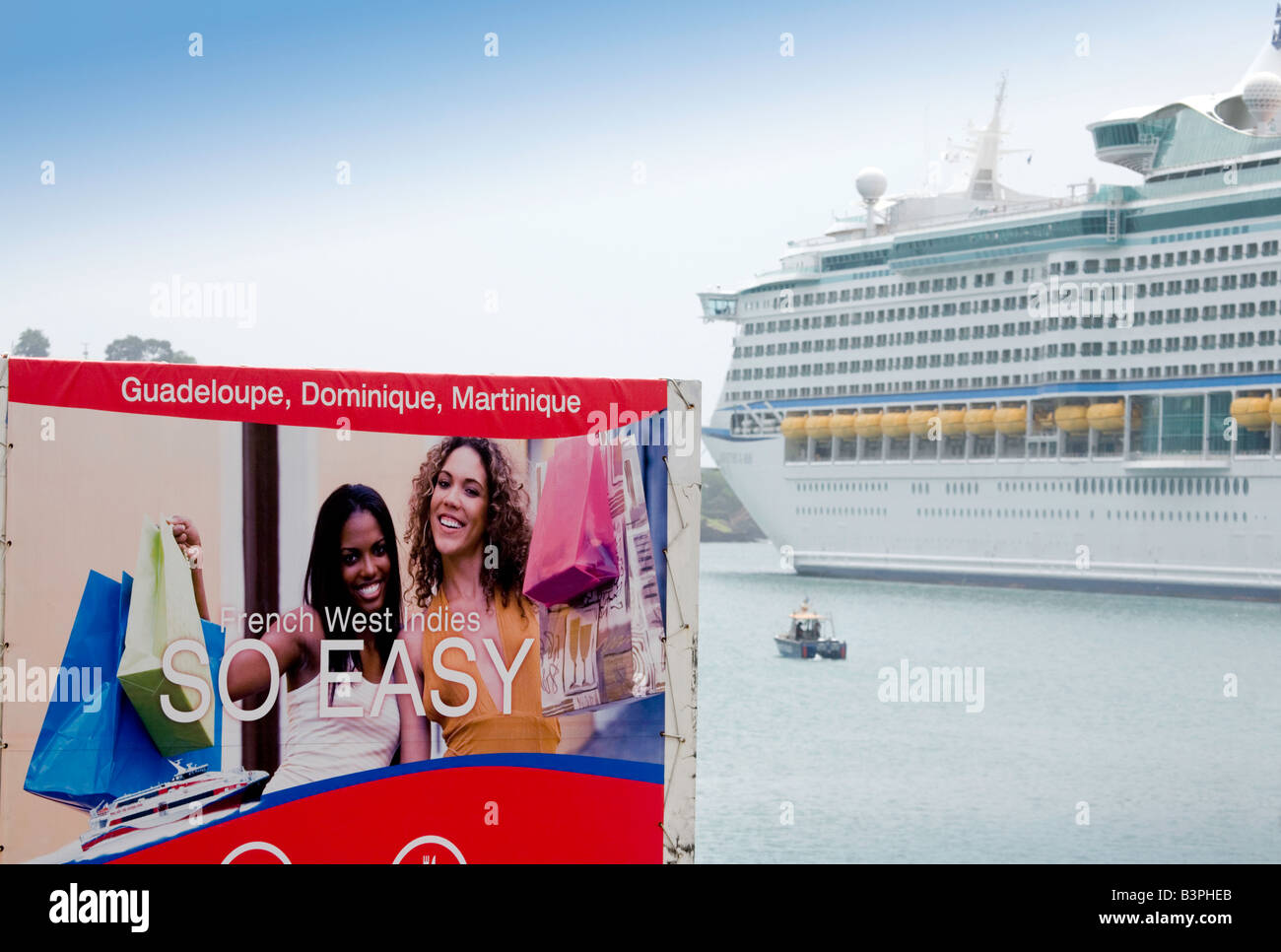 Un navire de croisière et panneaux publicitaires cruising, Point Seraphine, Castries, St Lucia, "West Indies" Banque D'Images