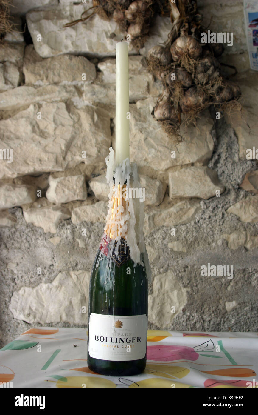 Une bouteille de champagne Bollinger utilisé comme porte-bougie Photo Stock  - Alamy
