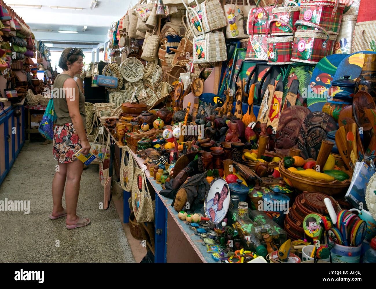 Une offre d'achat pour l'artisanat local dans le marché, Castries, St Lucia, "West Indies' Caraïbes Banque D'Images