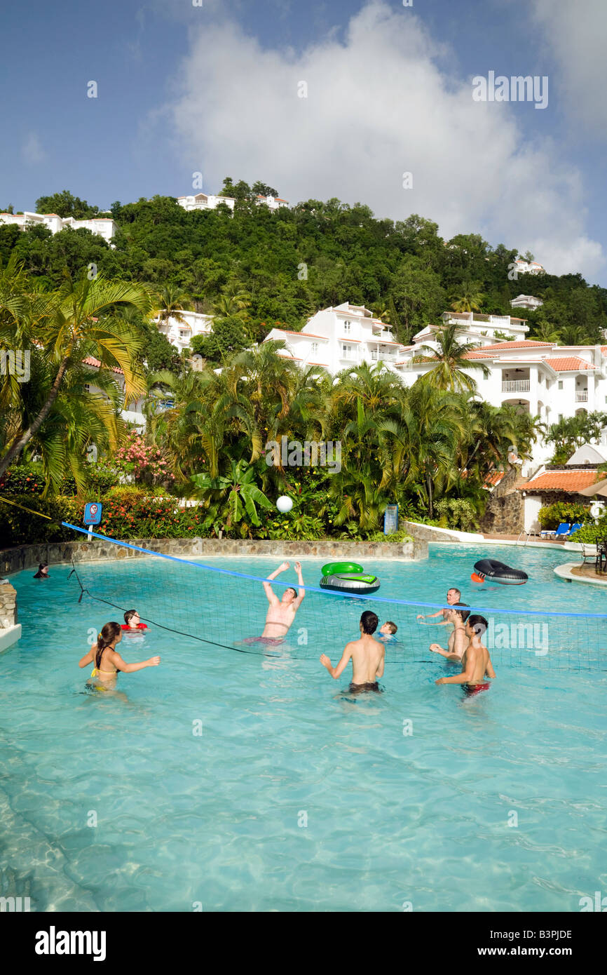 Les adolescents jouer au volley-ball dans la piscine de l'hôtel Windjammer Landing, St Lucia, "West Indies" Banque D'Images