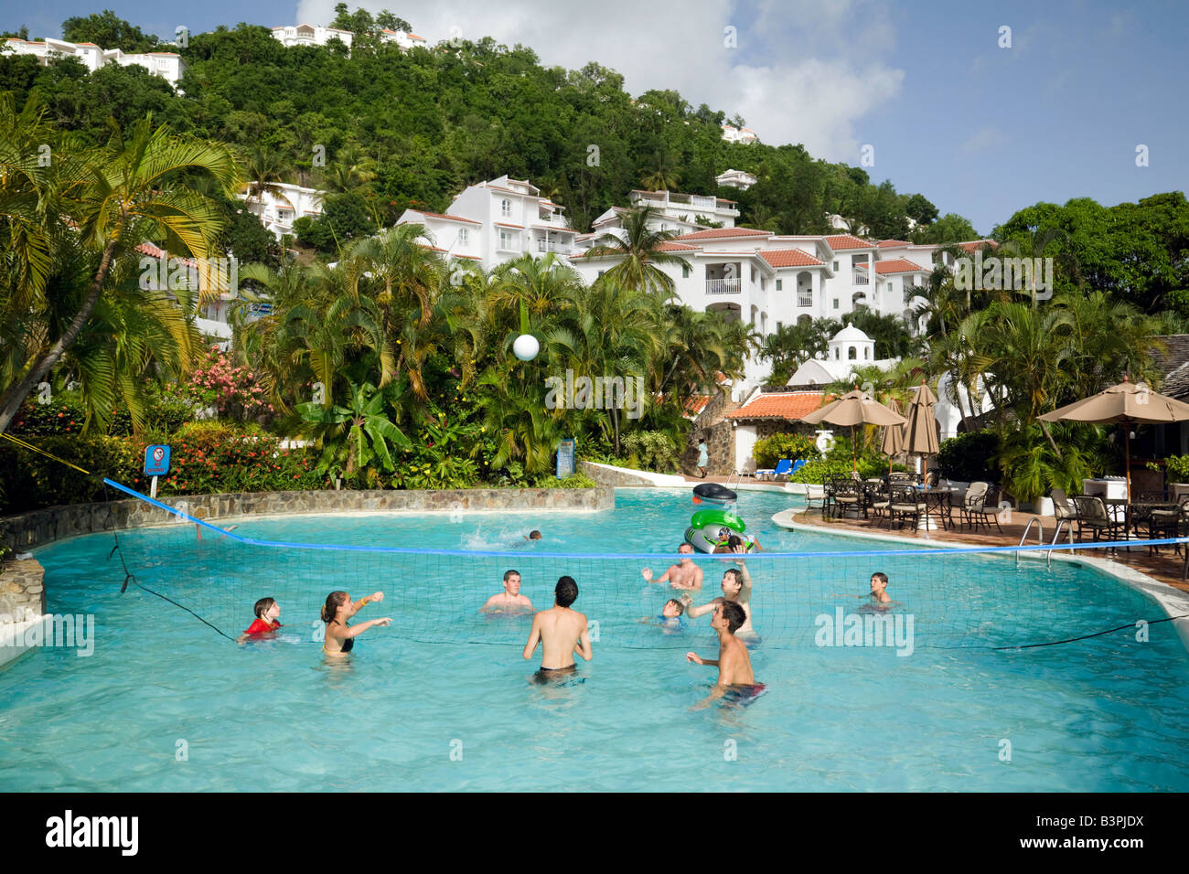 Les adolescents jouer au volley-ball dans la piscine de l'hôtel Windjammer Landing, St Lucia, "West Indies" Banque D'Images