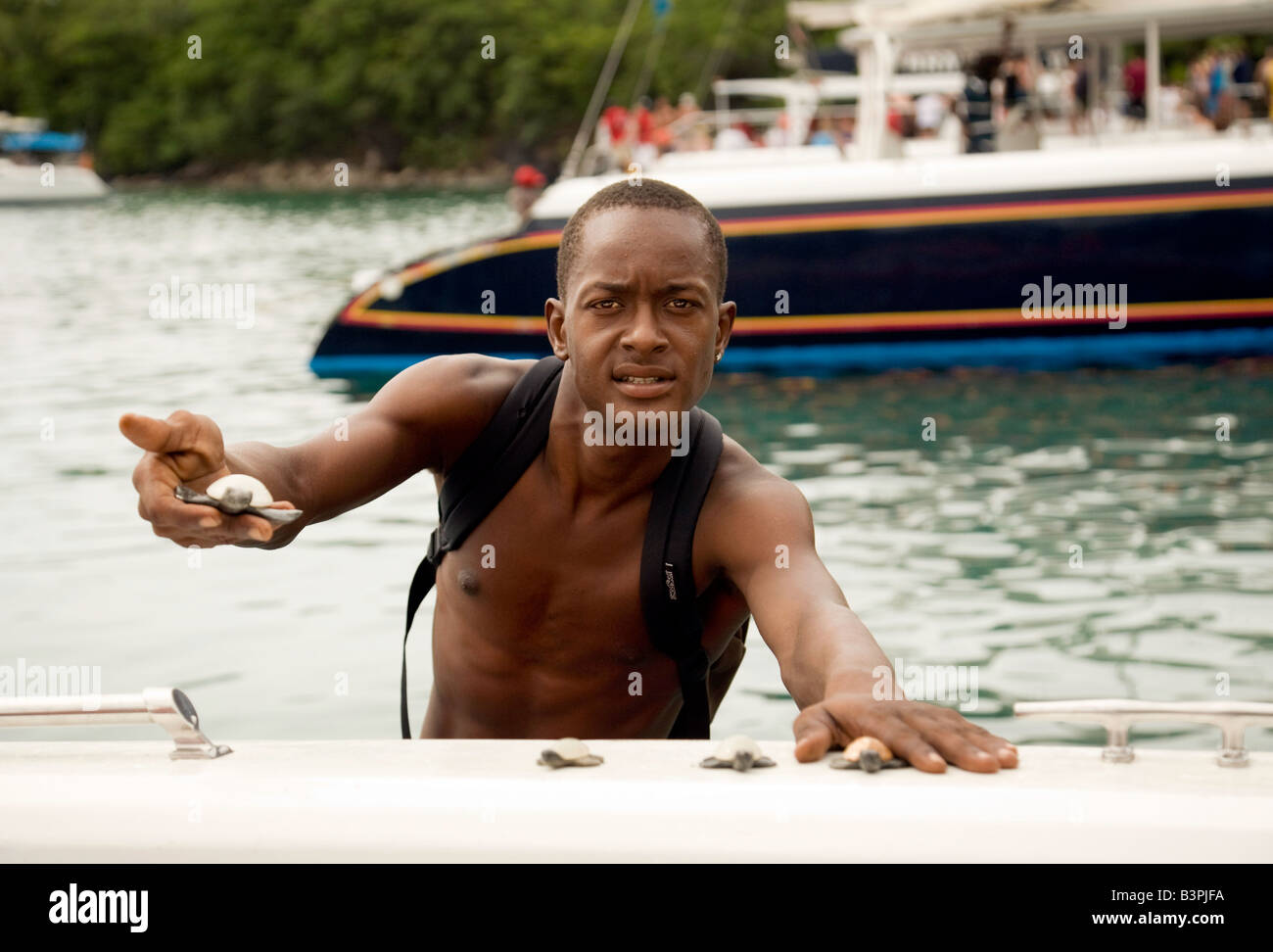 Un commerçant local St Lucian jouet vente de tortues, St Lucie, West Indies Banque D'Images