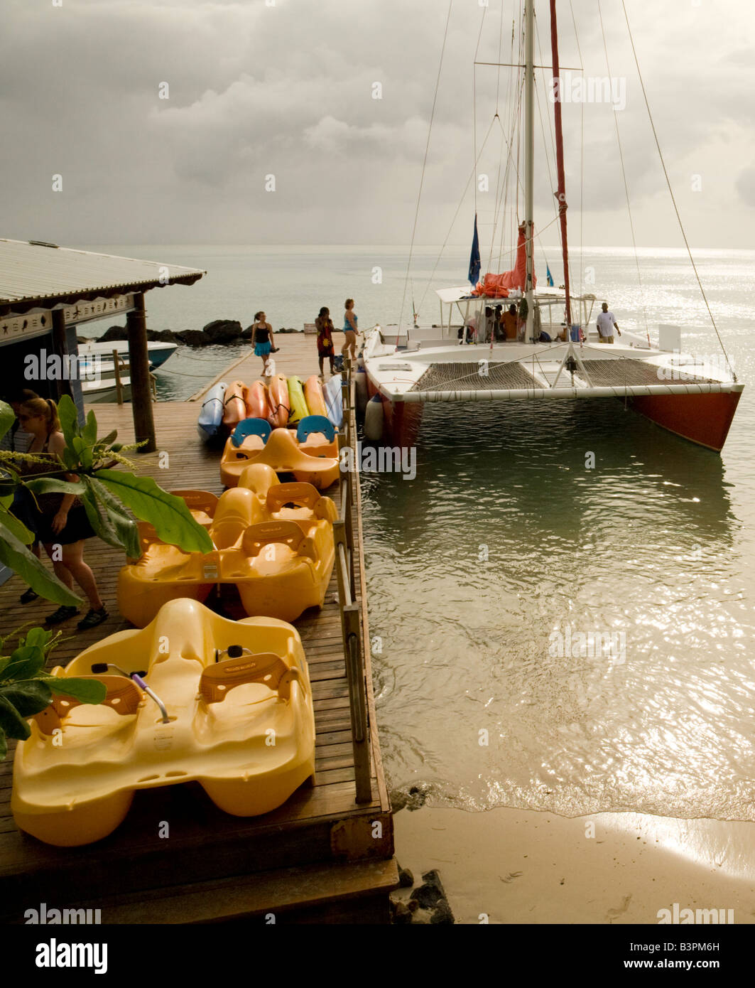 Un catamaran quais à Windjammer Bay à la fin d'un jours voile, St Lucia, "West Indies" Banque D'Images