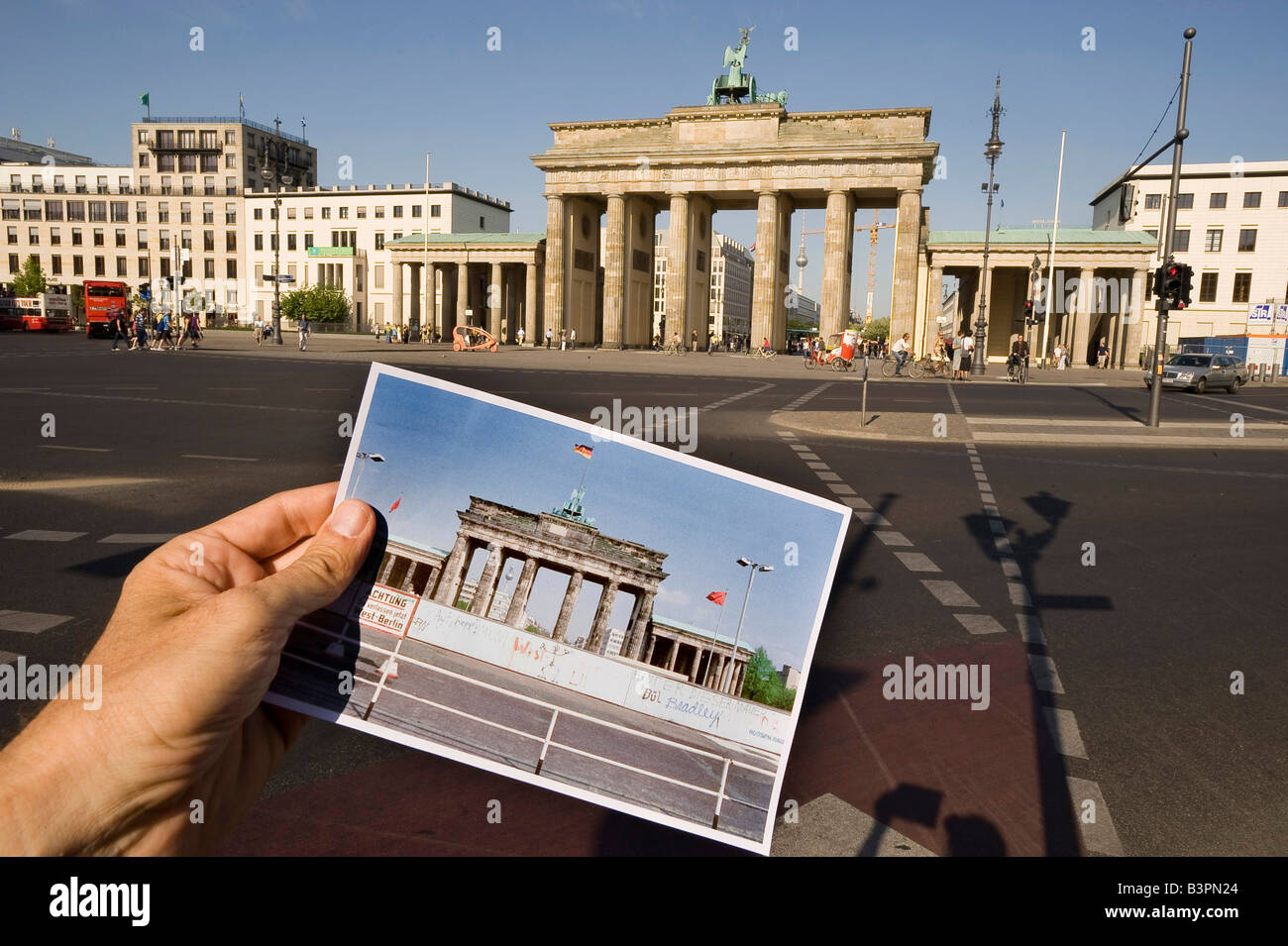 Brandenburger Tor (Porte de Brandebourg, avec une photo historique du mur en 1980, Berlin, Germany, Europe Banque D'Images