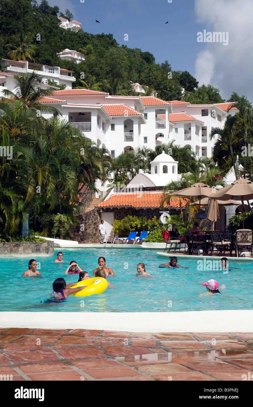 Les touristes profitant de la piscine de l'hôtel Windjammer Landing, Hotel, St Lucia, "West Indies" Banque D'Images