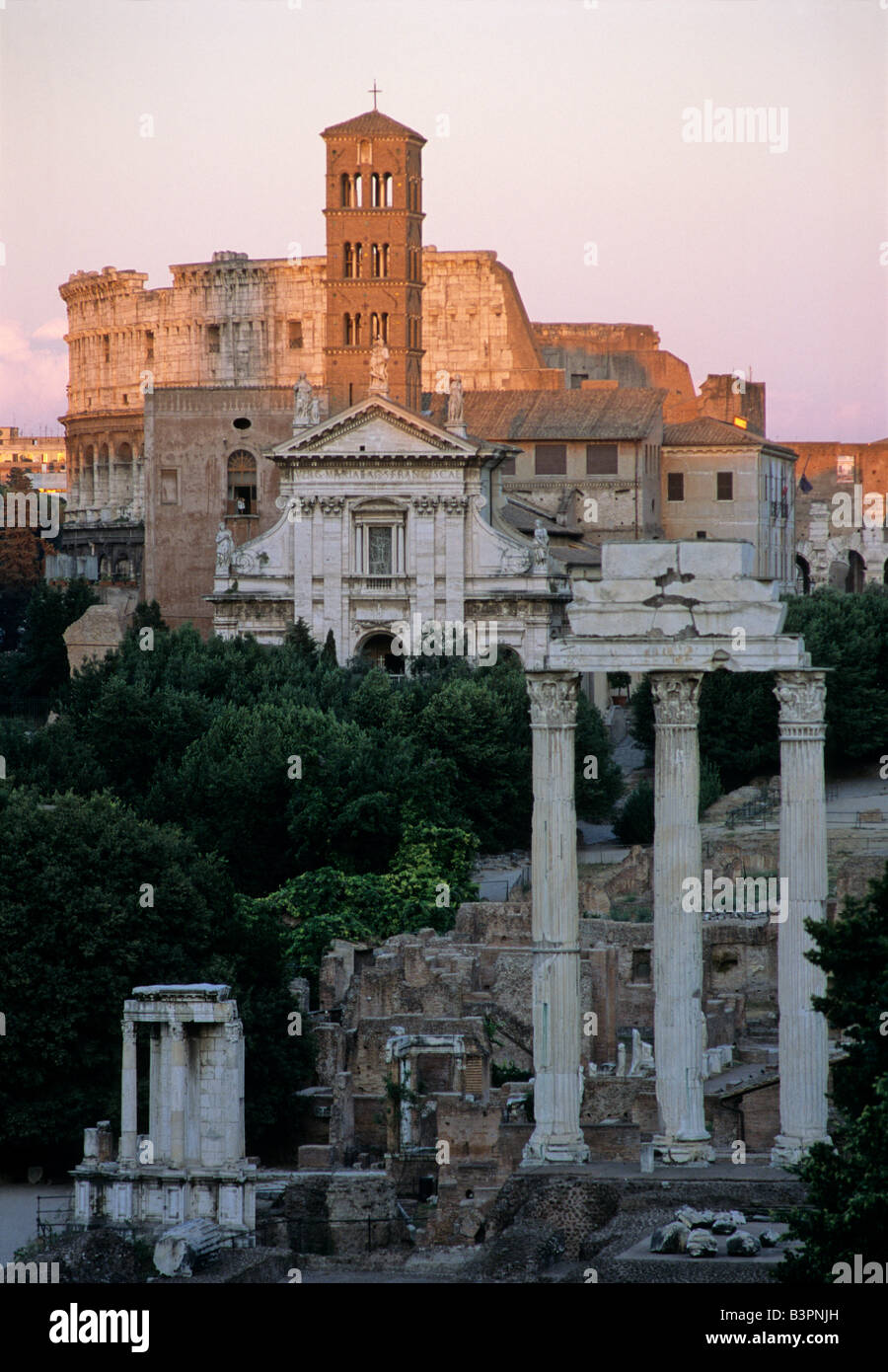 Colisée, Santa Francesca Romana, Temple de Vesta, trois colonnes du Temple de Castor et Pollux, Forum Romain, Rome Banque D'Images