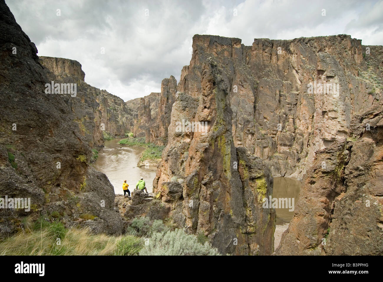 Les randonneurs profitez d'une randonnée à l'heure du déjeuner et vue sur l'Est de la fourche Owyhee River Banque D'Images