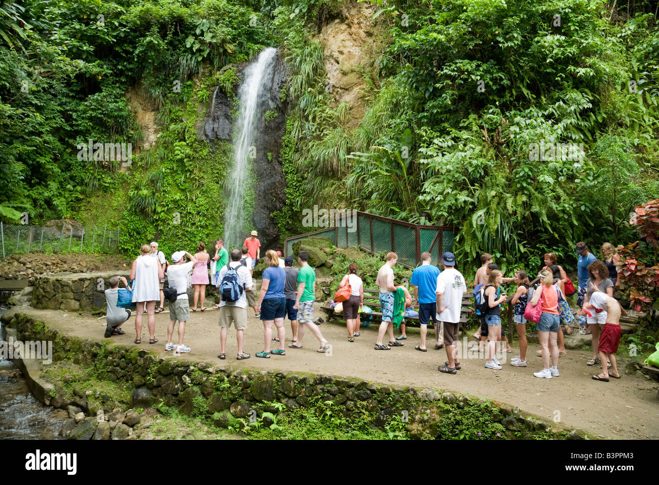 Les gens à la Toraille cascade, Soufrière, Sainte-Lucie, Antilles, Caraïbes Banque D'Images