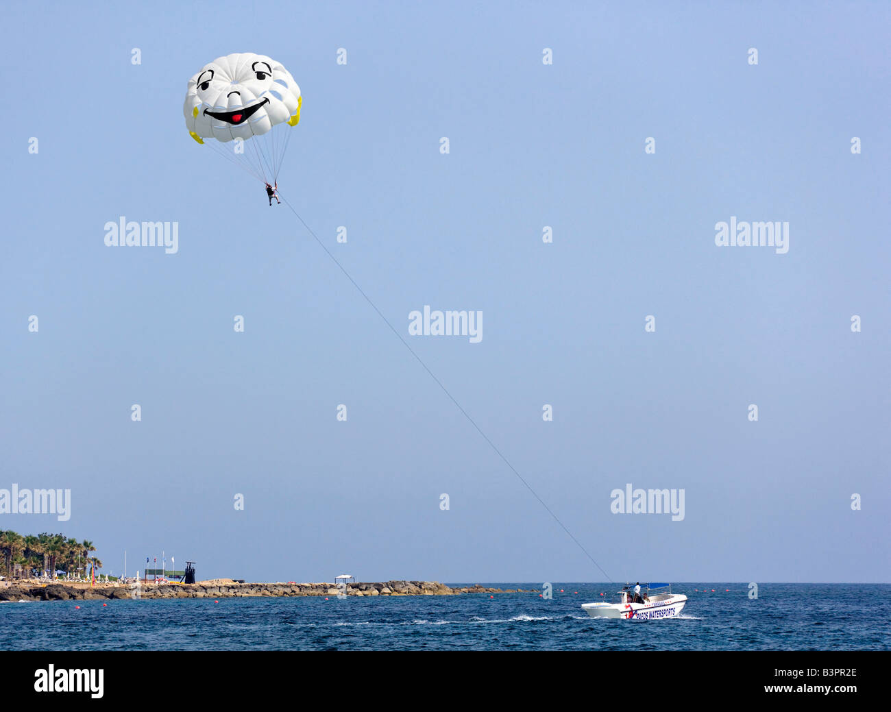 Le parapente, le tourisme ou attaché à un parapentiste est tiré le long de la côte, Paphos, Chypre du sud, Côte Ouest, de Chypre, de l'E Banque D'Images