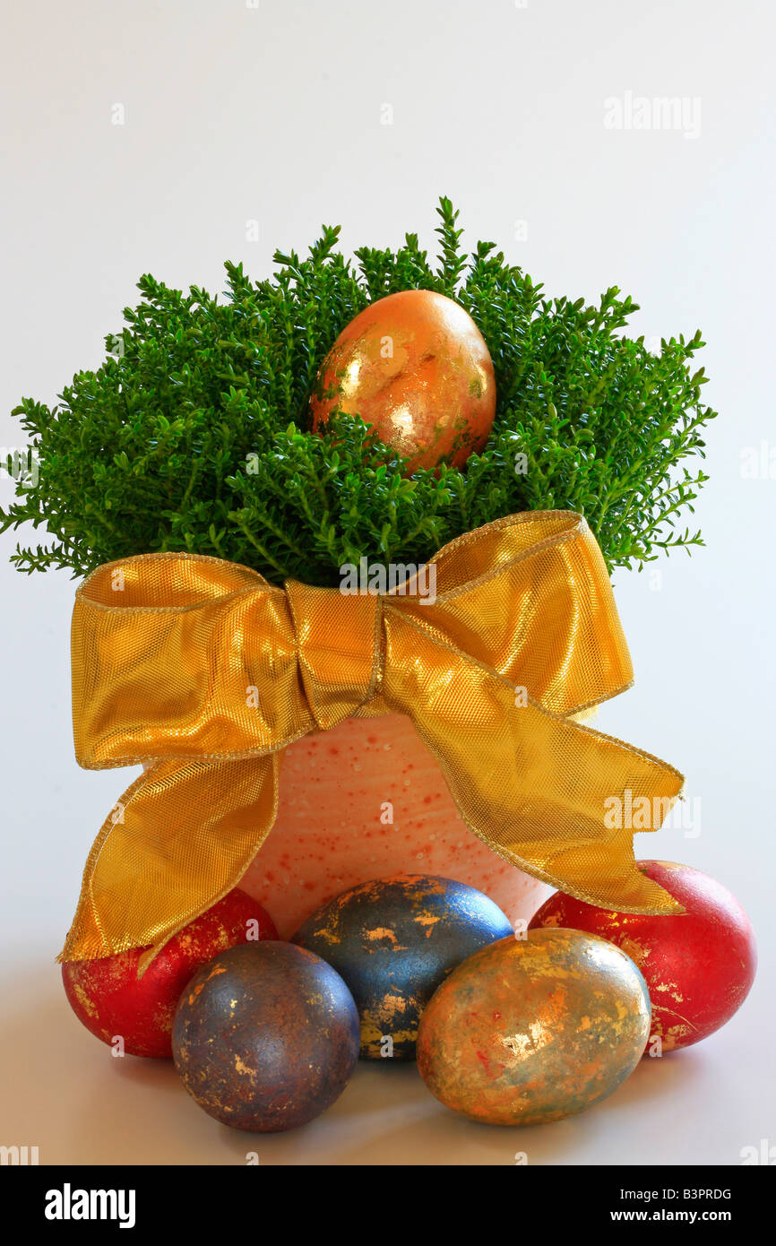 Œufs de Pâques colorés avec ornement doré Banque D'Images