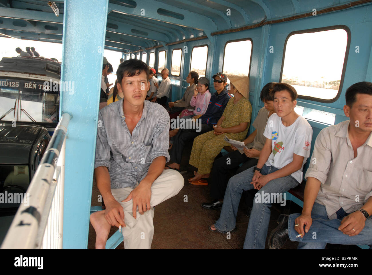 Les passagers d'une traversée en ferry entre My Tho et Ben Tre sur le delta du Mékong au Vietnam du Sud Banque D'Images