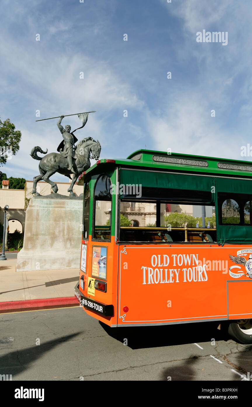 Old Town Trolley Tours bus à El Cid statue dans le Balboa Park, San Diego, California USA Banque D'Images