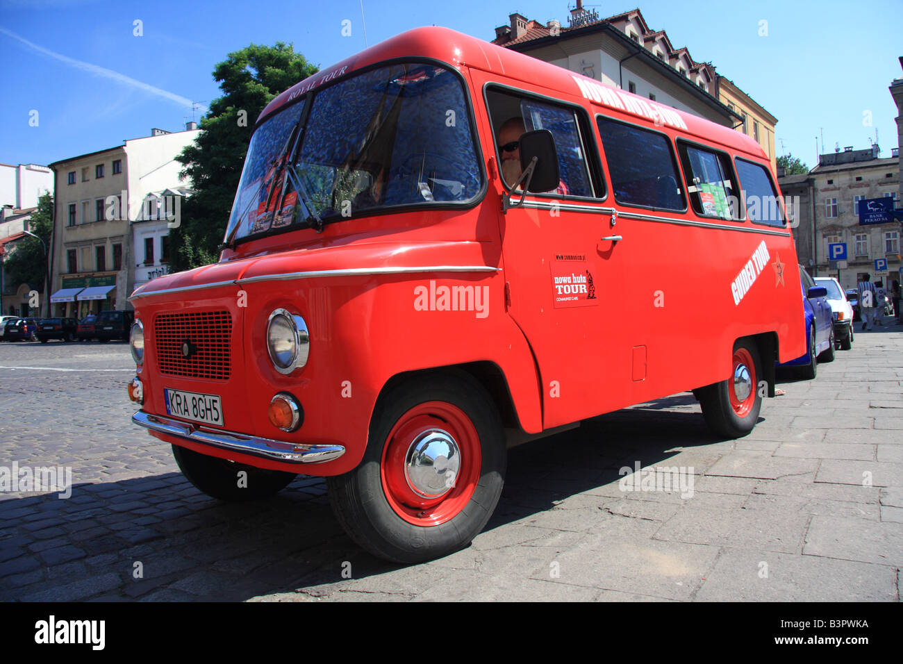 Eastern Bloc mini van utilisé pour prendre les visiteurs pour des visites de Cracovie en Pologne Banque D'Images