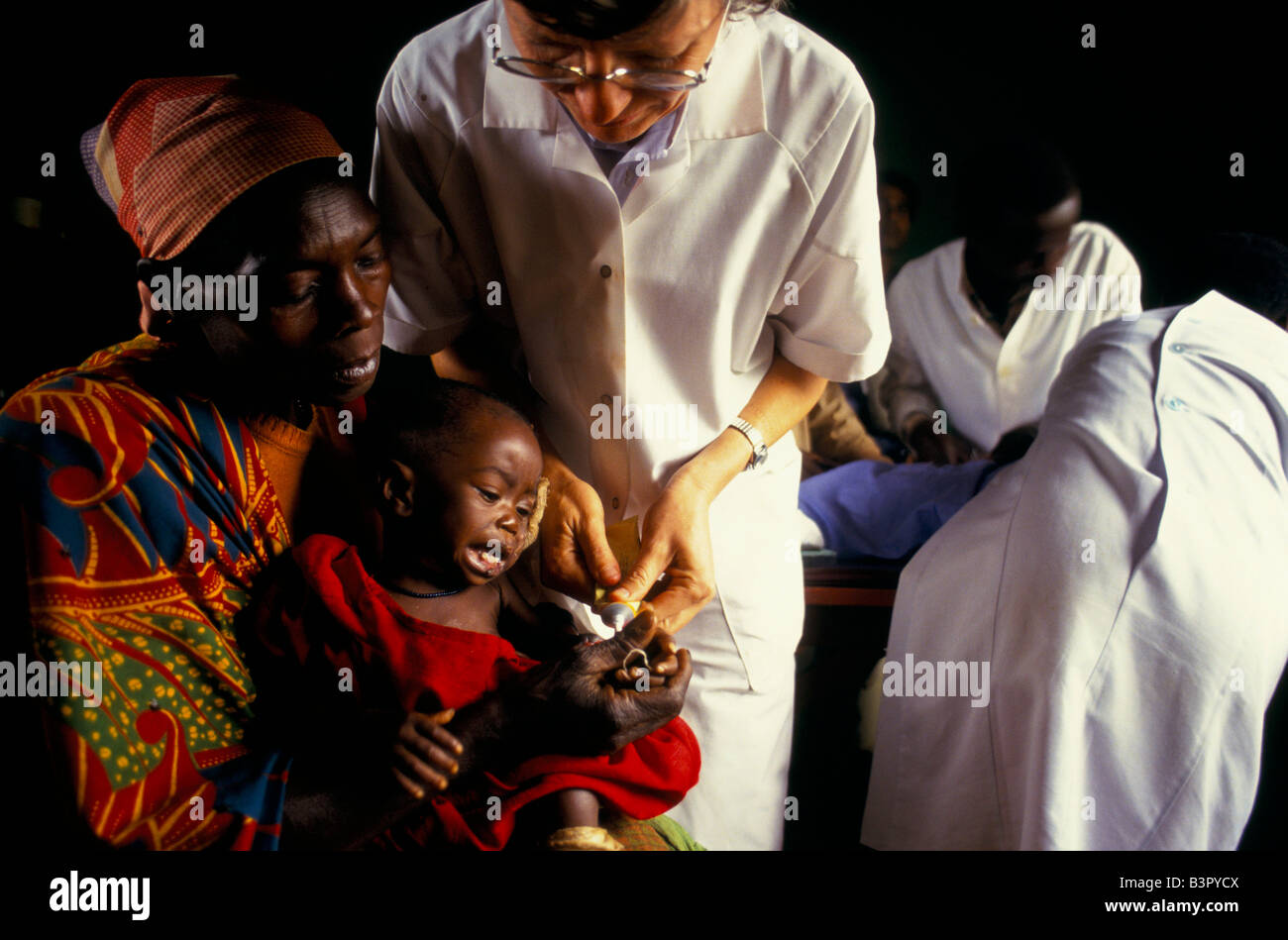 Les villageois hutu à mission en clinique. Munanira Adultes et enfants ont été attaqués par l'armée pour des attaques contre les Hutus des Tutsis Banque D'Images