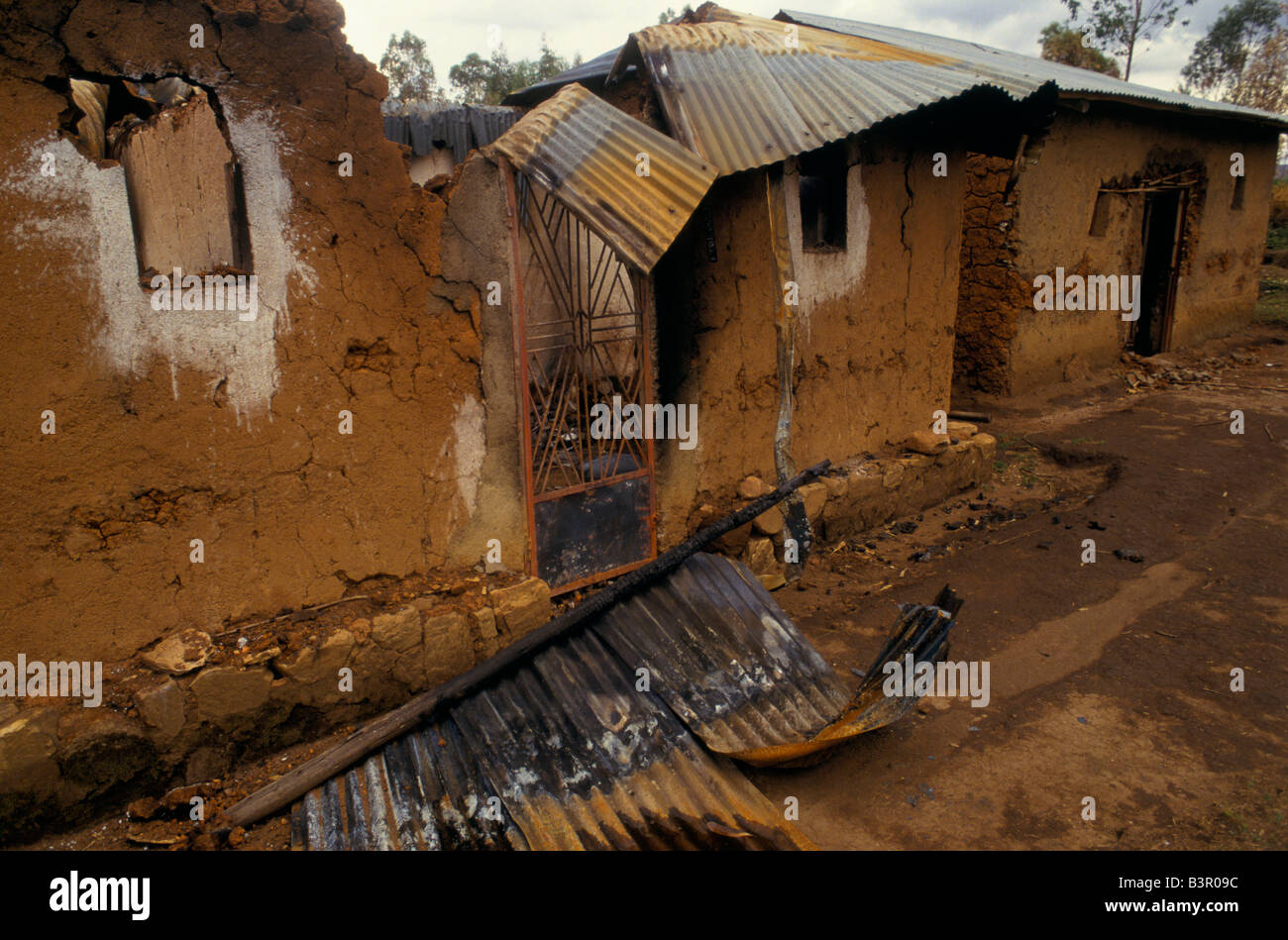 Les conflits ethniques DU BURUNDI", Nov 1993. Maison A BRÛLÉ PRÈS DE BUSONI Banque D'Images