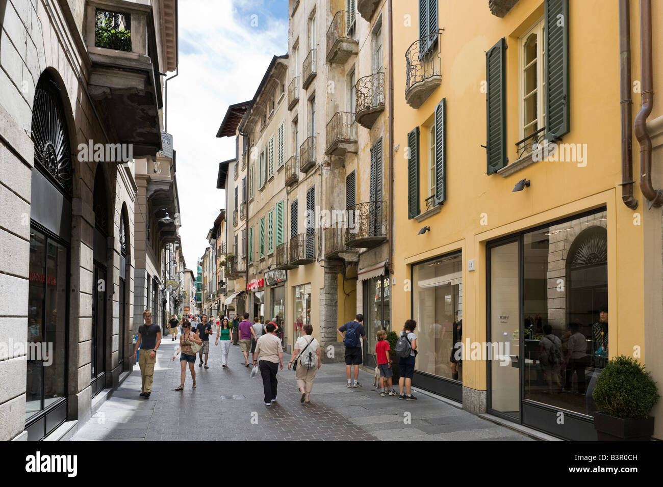 Rue typique dans le centre de la vieille ville, Côme, Lac de Côme, Lombardie, Italie Banque D'Images