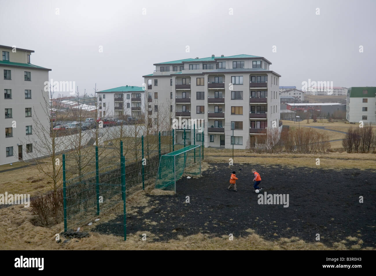 Portrait de deux jeunes garçons jouent au soccer, Reykjavik, Islande Banque D'Images
