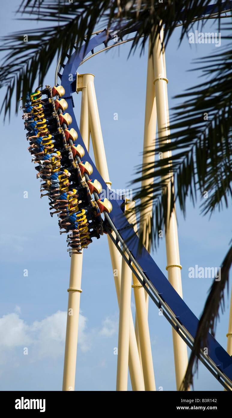 Riders sur Montu roller coaster suspendu dans le parc à thème Busch Gardens, Florida, USA Banque D'Images