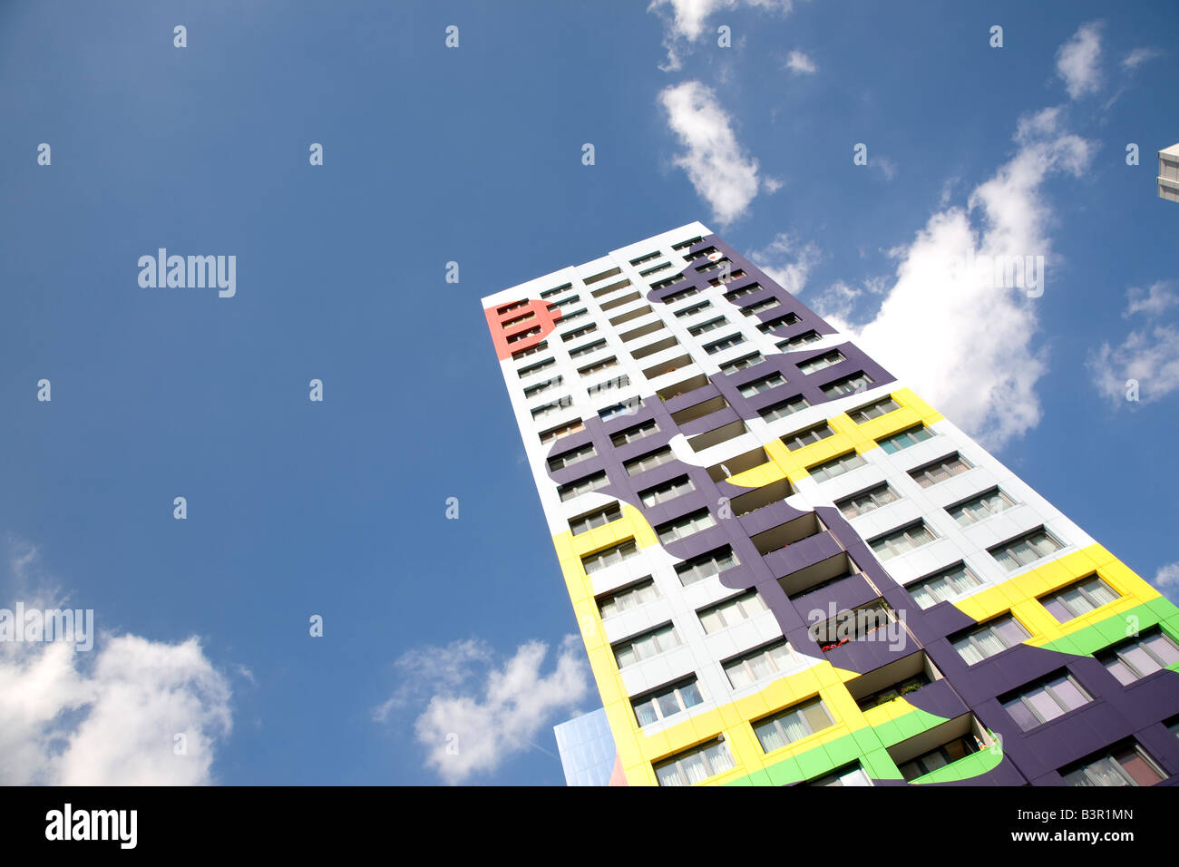 Une tour de couleur bloc dans le domaine de l'Freidrichstein Berlin Allemagne Banque D'Images