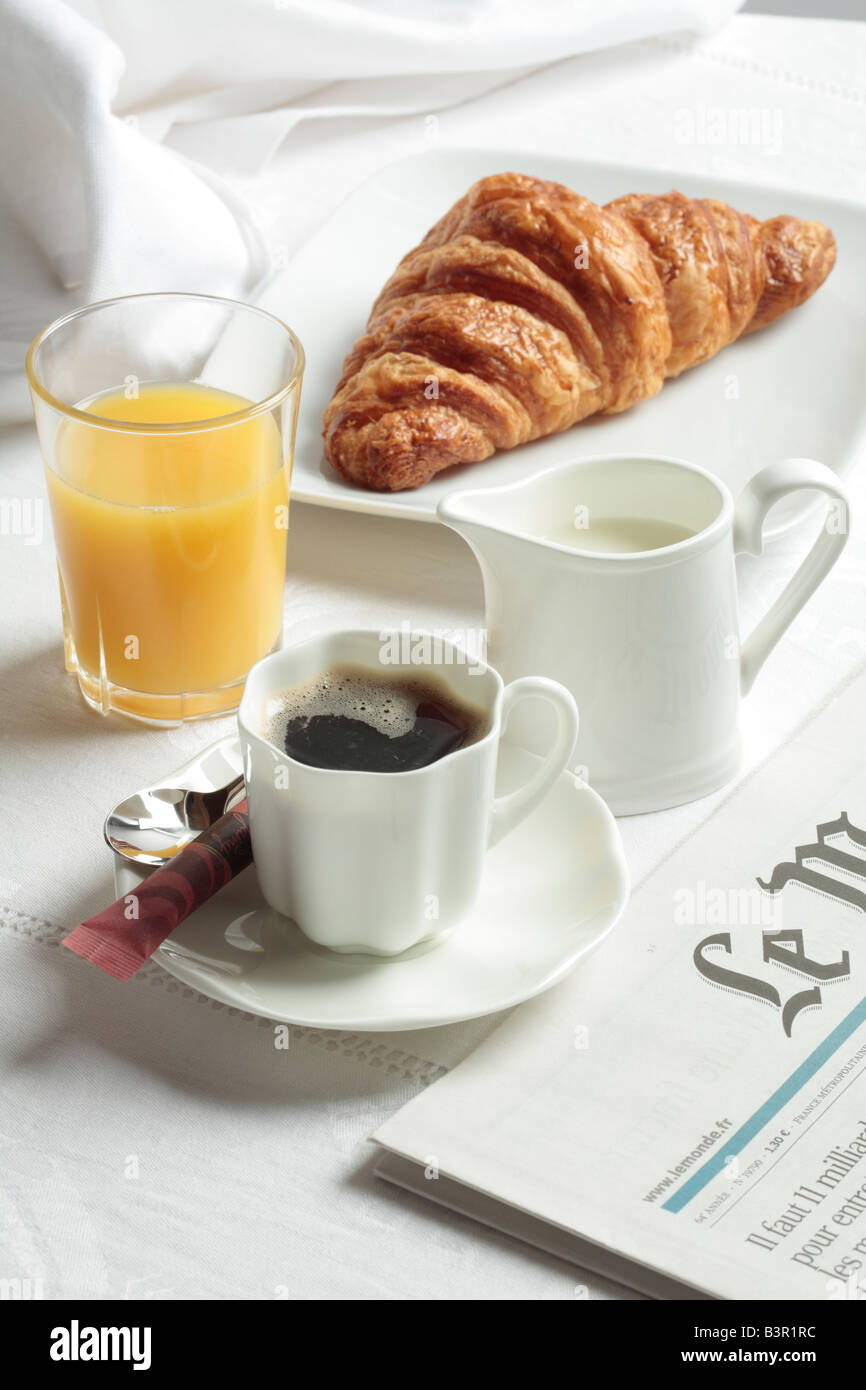 Petit déjeuner avec croissants, café et jus d'Orange. Banque D'Images