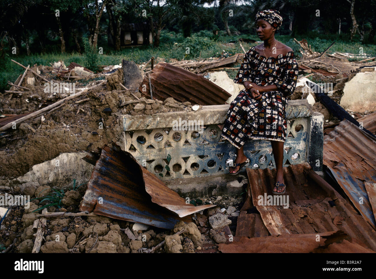 La Sierra Leone, la femme à la maison détruite par les troupes rebelles LORS DE LEUR OCCUPATION DE PORTORU, JUILLET 1992 Banque D'Images