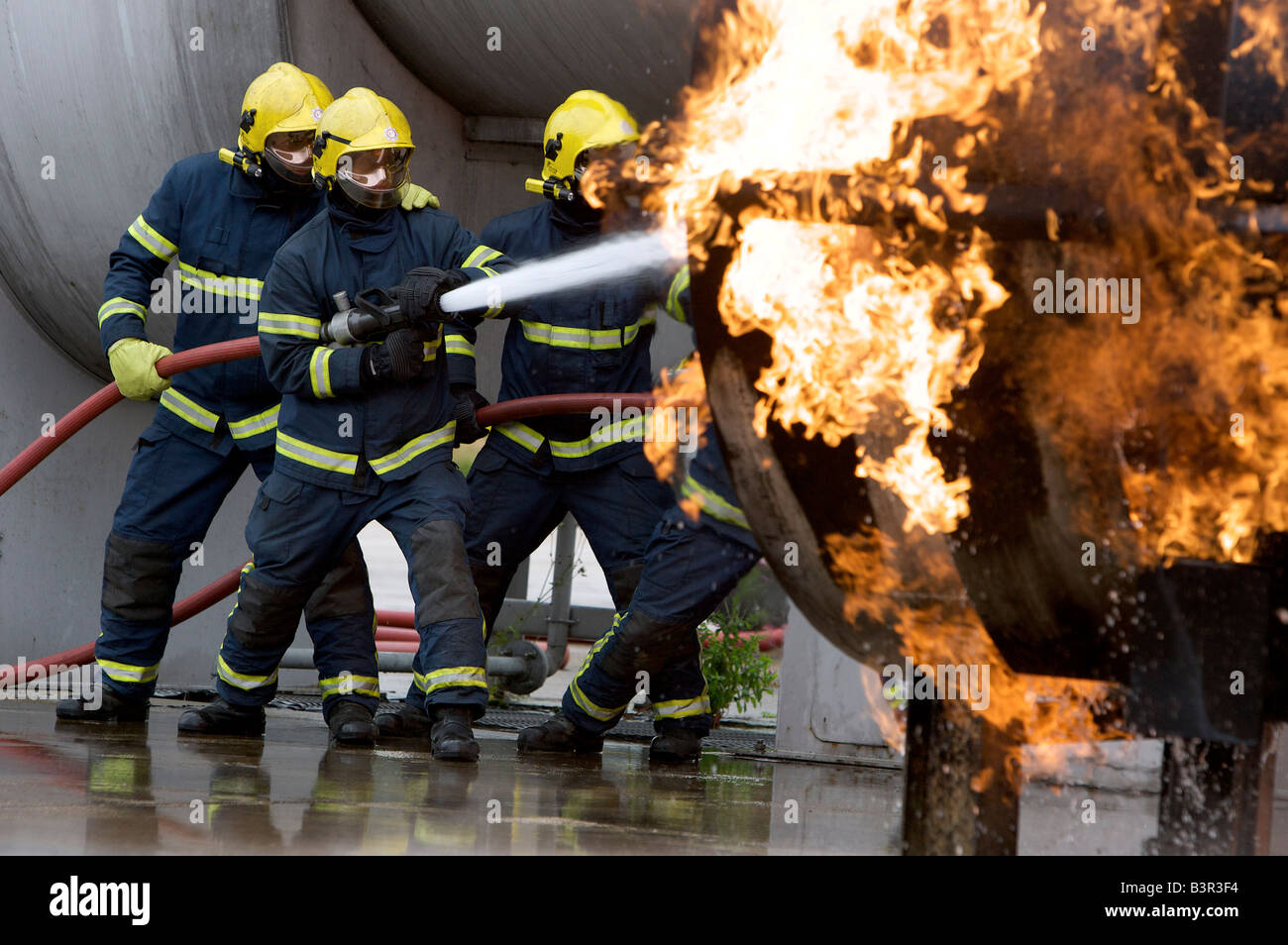 Les pompiers lutter contre un incendie sur la plate-forme de formation à l'Aéroport Robin Hood Doncaster Sheffield, Royaume-Uni Banque D'Images