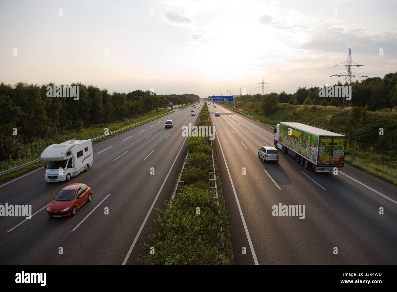 Soirée le trafic sur l'autoroute A2 près de Hanovre Banque D'Images