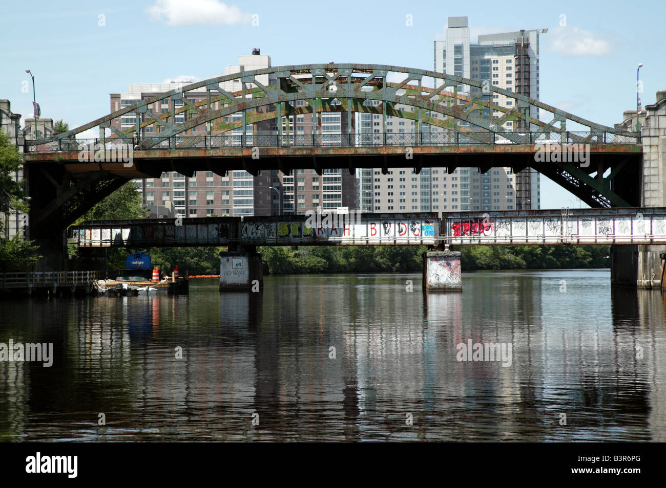 Gros plan sur le pont de l'Université de Boston et de Grand Junction Railroad bridge sur la Charles River. Banque D'Images