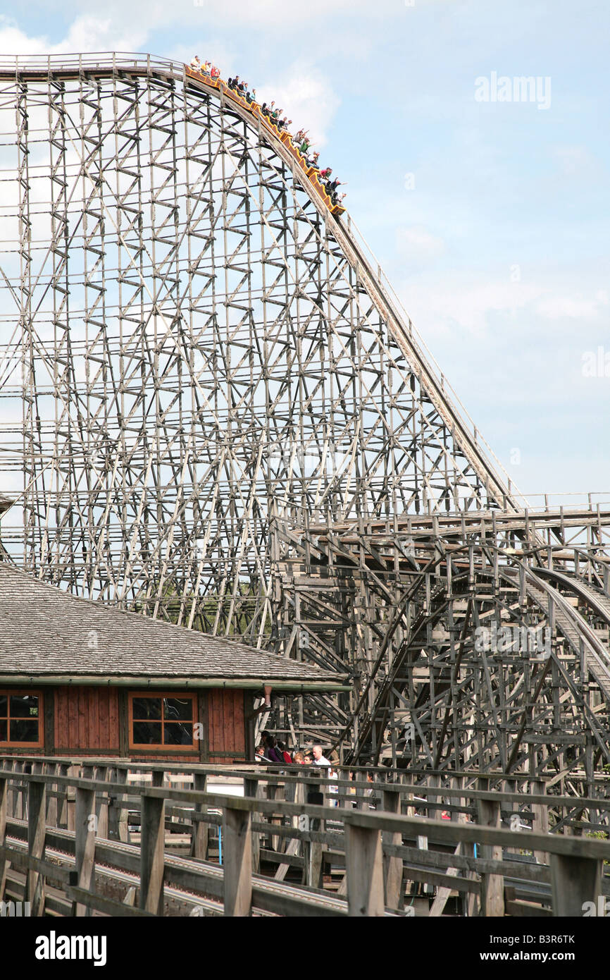 Montagnes russes en bois à Heide Park Soltau Allemagne fait Holz Achterbahn der Welt Heide Park Soltau Banque D'Images