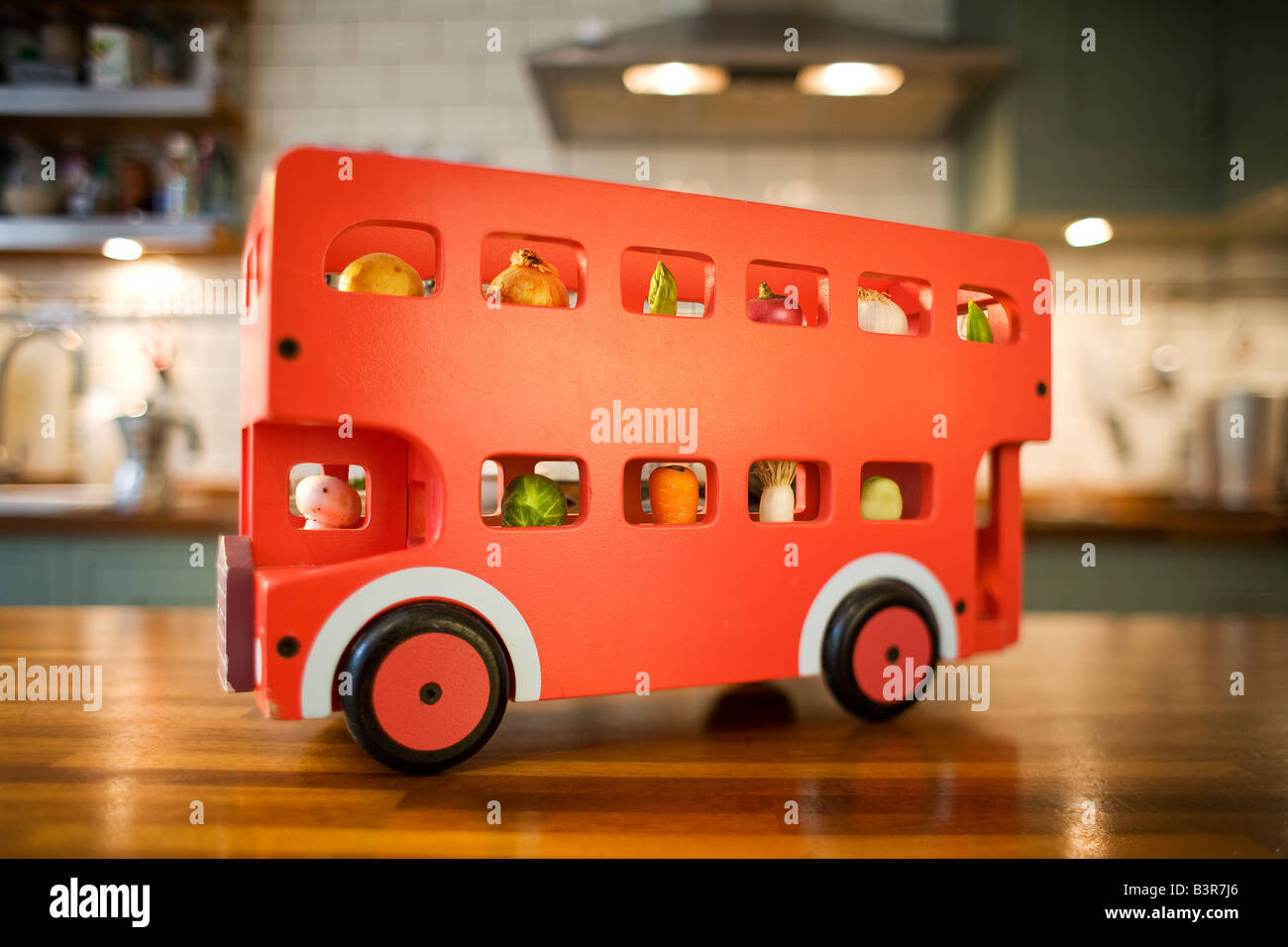 Londres Routemaster bus modèle rouge avec des légumes frais comme des passagers Banque D'Images