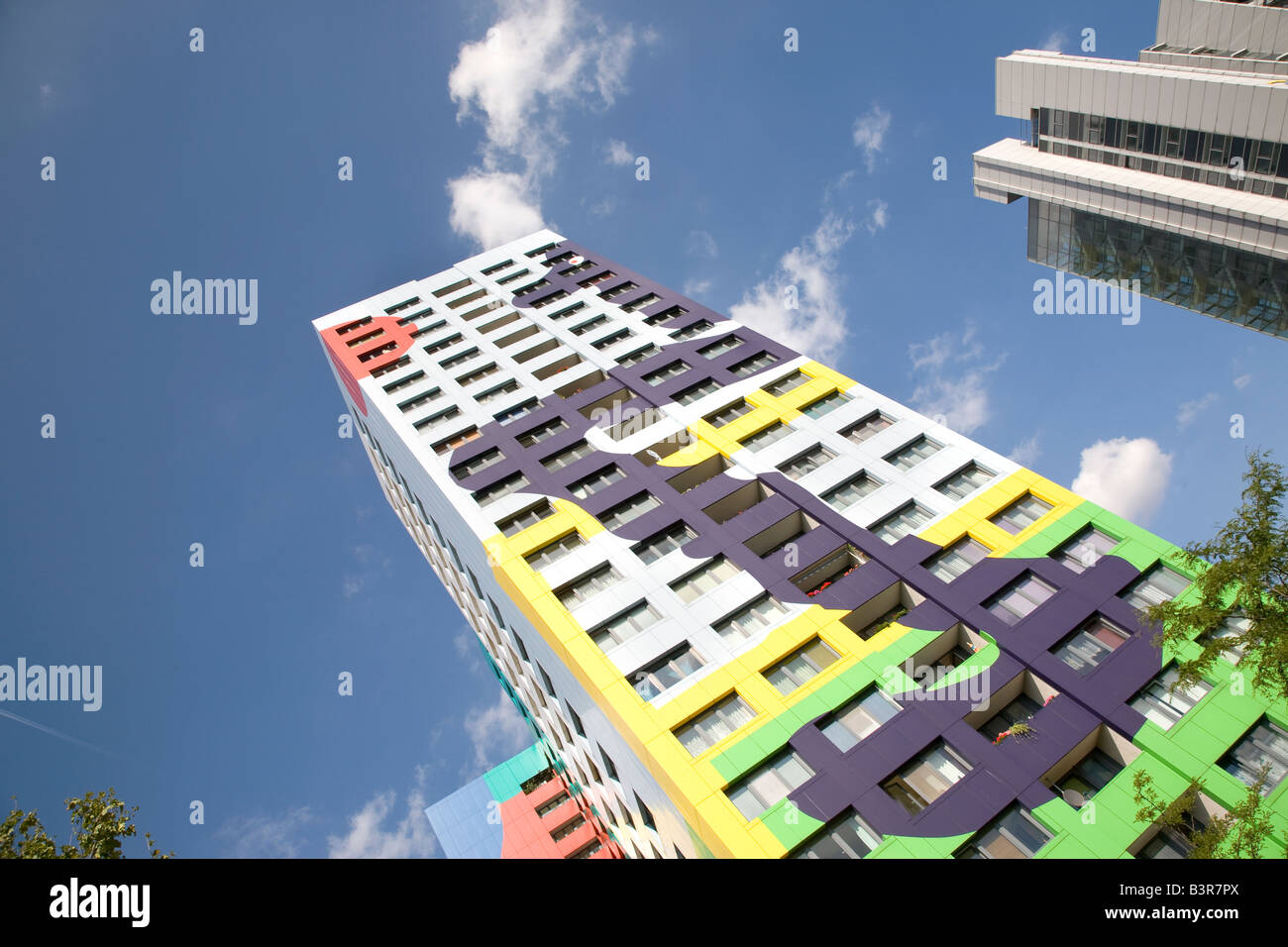 Une tour de couleur bloc dans le domaine de l'Freidrichstein Berlin Allemagne Banque D'Images