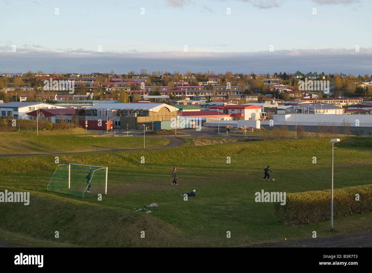 Les garçons jouent au soccer sur Gardabaer ville, Reykjavik, Islande Banque D'Images