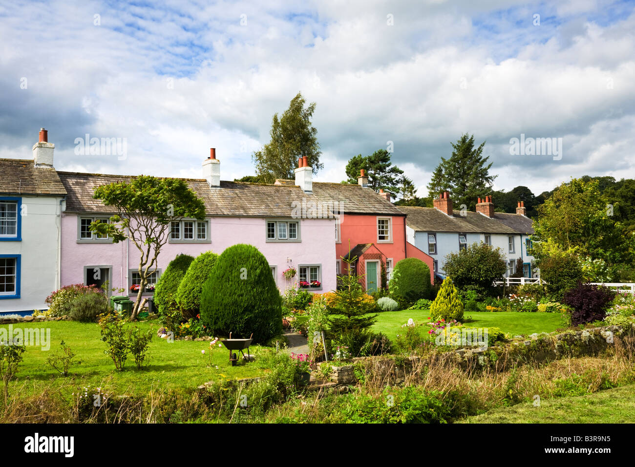 Jolis cottages anglais en terrasses peints dans le village de Caldbeck, le Lake District, Cumbria, Angleterre, Royaume-Uni Banque D'Images