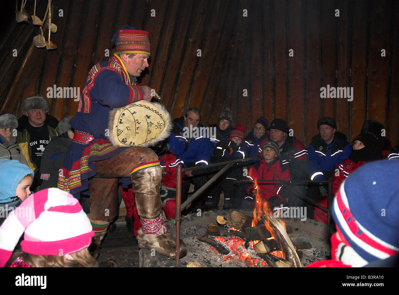 Man in traditional dress sami en Laponie, Finlande Banque D'Images