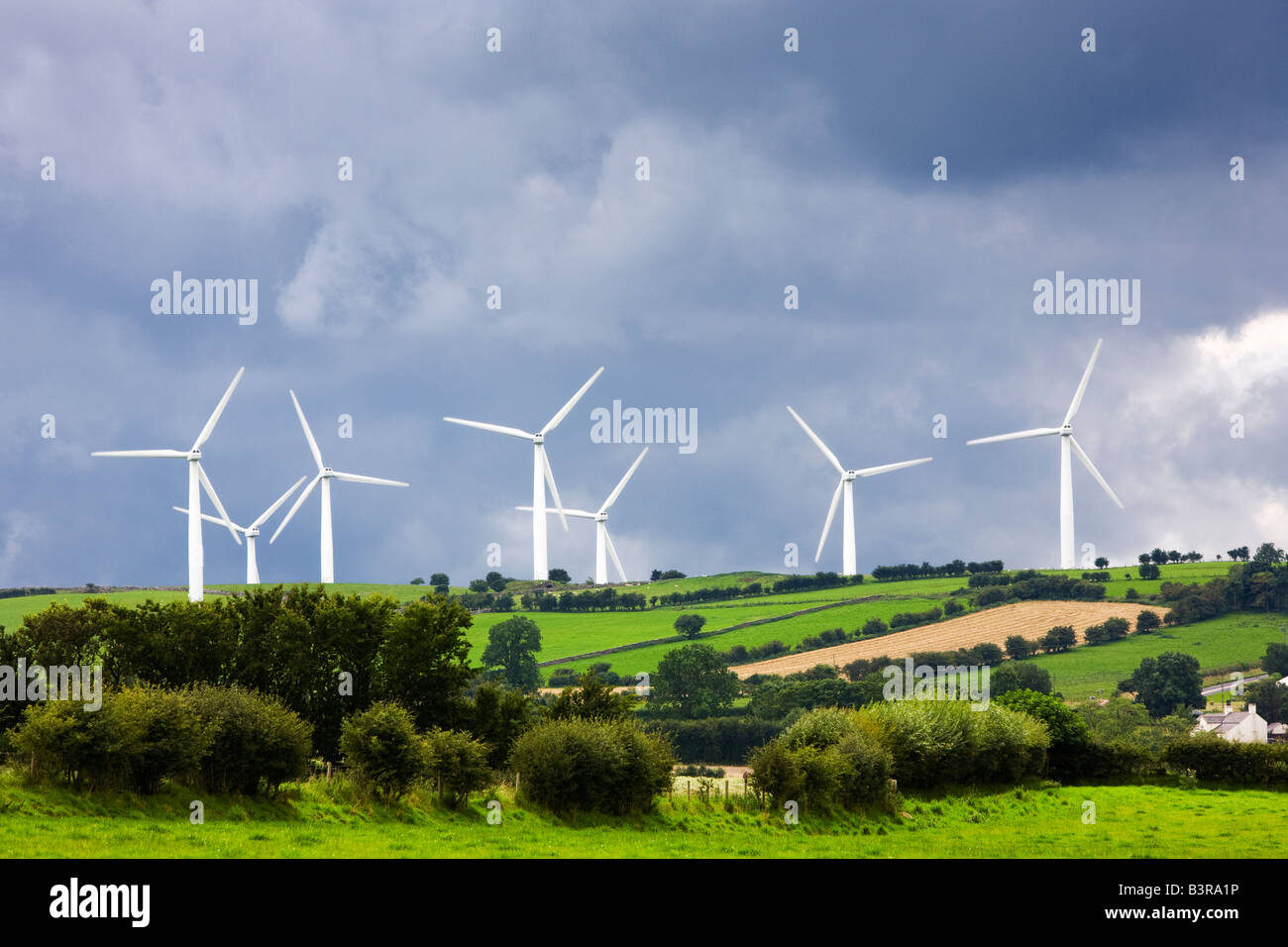 Ferme éolienne en milieu rural avec l'installation de l'éolienne dans la région de Cumbria, Lake District, England, UK Banque D'Images