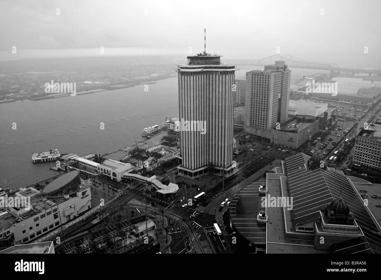 La Nouvelle Orléans World Trade Centre dominant le fleuve et le fleuve Mississippi. Banque D'Images