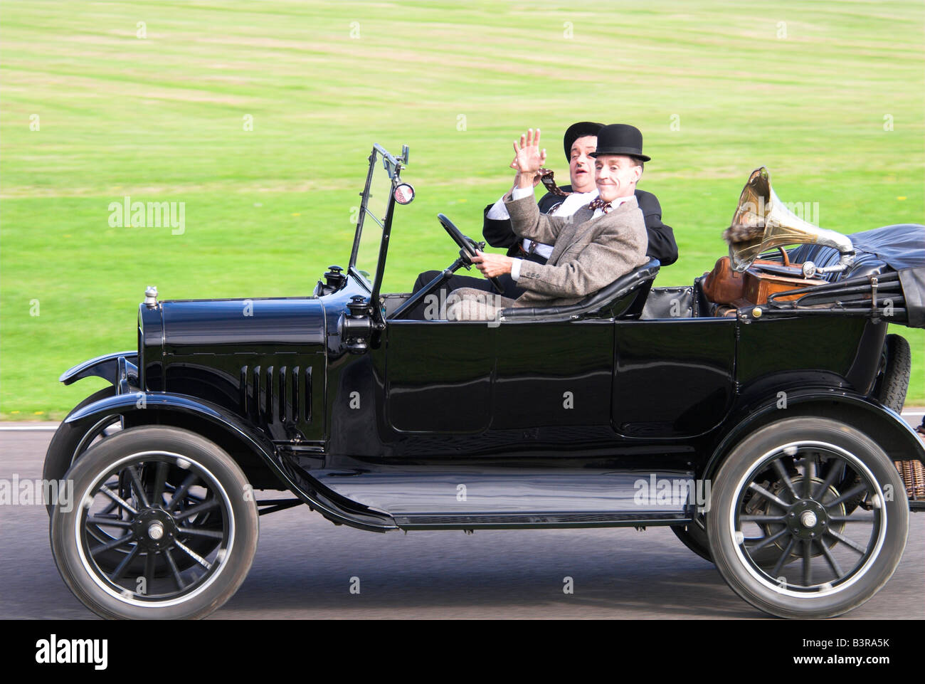 Laurel Hardy Regardez sosies dans un modèle T Ford Banque D'Images