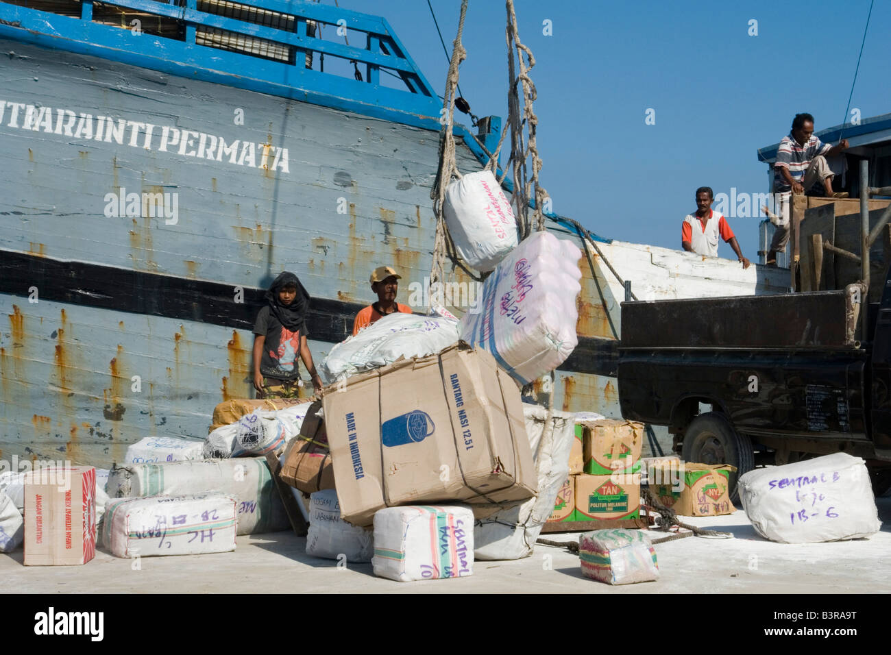 Le déchargement d'un cargo dans le port de Labuanbajo - Flores (Indonésie). Le déchargement d'un cargo dans le port de Labuanbajo. Banque D'Images