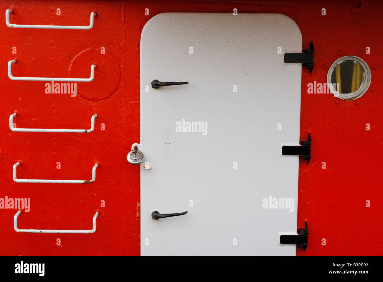 Porte blanche et rouge mur, voile, Scheveningen, Pays-Bas Banque D'Images